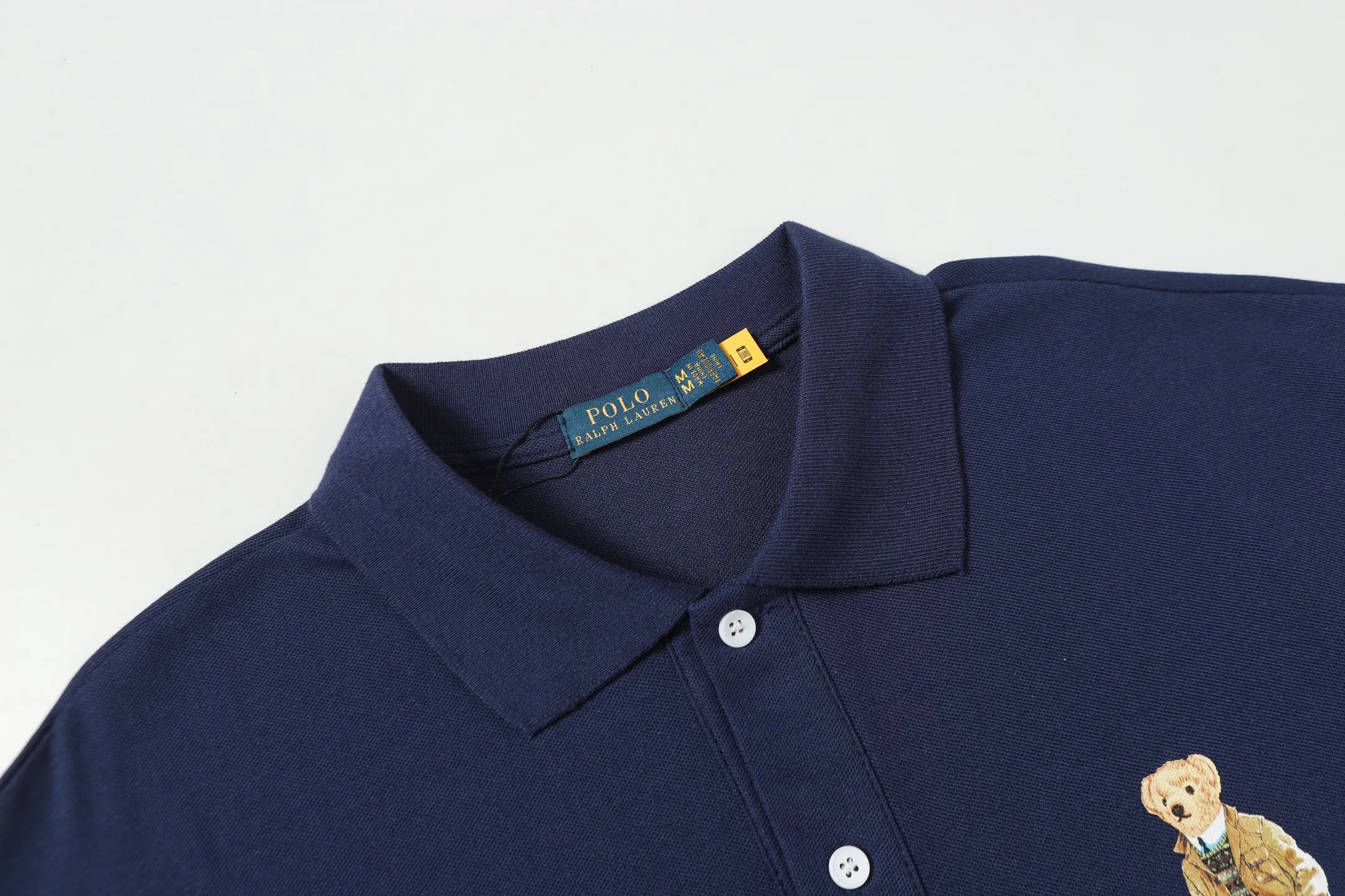 P156 Style number: A016 [Ralph Lauren classic bear print Polo shirt] ✅250 grams of fine cotton pique fabric, custom-woven and dyed threads ✅Original stickers Scan the QR code to enter the official website ✅Large version, loose and stylish, can wear up to 210 pounds Color: black, white, navy, blue, sky blue, dark gray, floral gray Size: S-XL